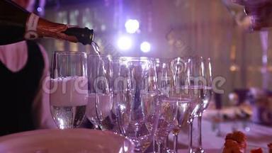 服务员用酒杯倒香槟，在一家餐馆，服务员用水晶酒杯倒香槟，餐馆